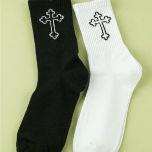 2 pairs of cross-print design socks